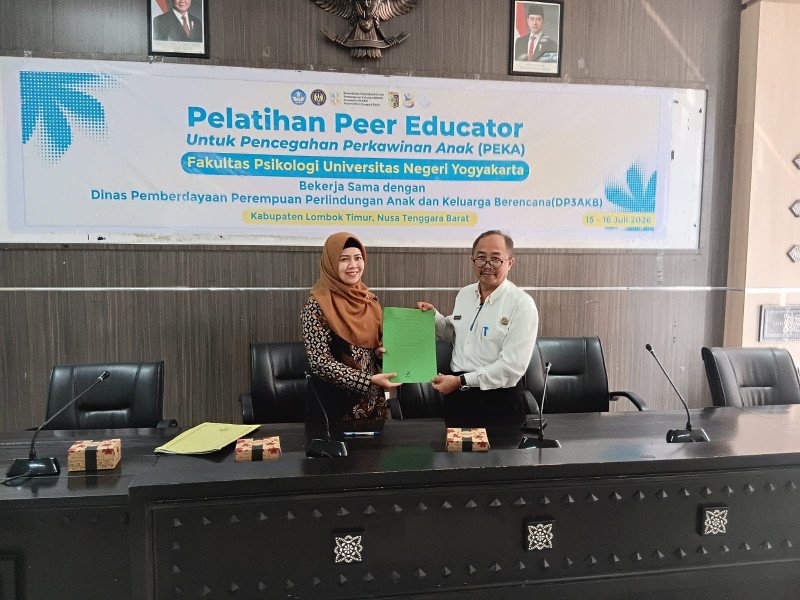 Foto Kepala DP3AKB Lotim & Dekan Fakultas Psikologi UNY Saat Penandatanganan PKS Dalam Penyelenggaraan Pelatihan Peer Educator Pencegahan Perkawinan Anak (PEKA), Rabu (15/7/2026) Foto Kepala DP3AKB Lotim & Dekan Fakultas Psikologi UNY Saat Penandatanganan PKS Dalam Penyelenggaraan Pelatihan Peer Educator Pencegahan Perkawinan Anak (PEKA), Rabu (15/7/2026)